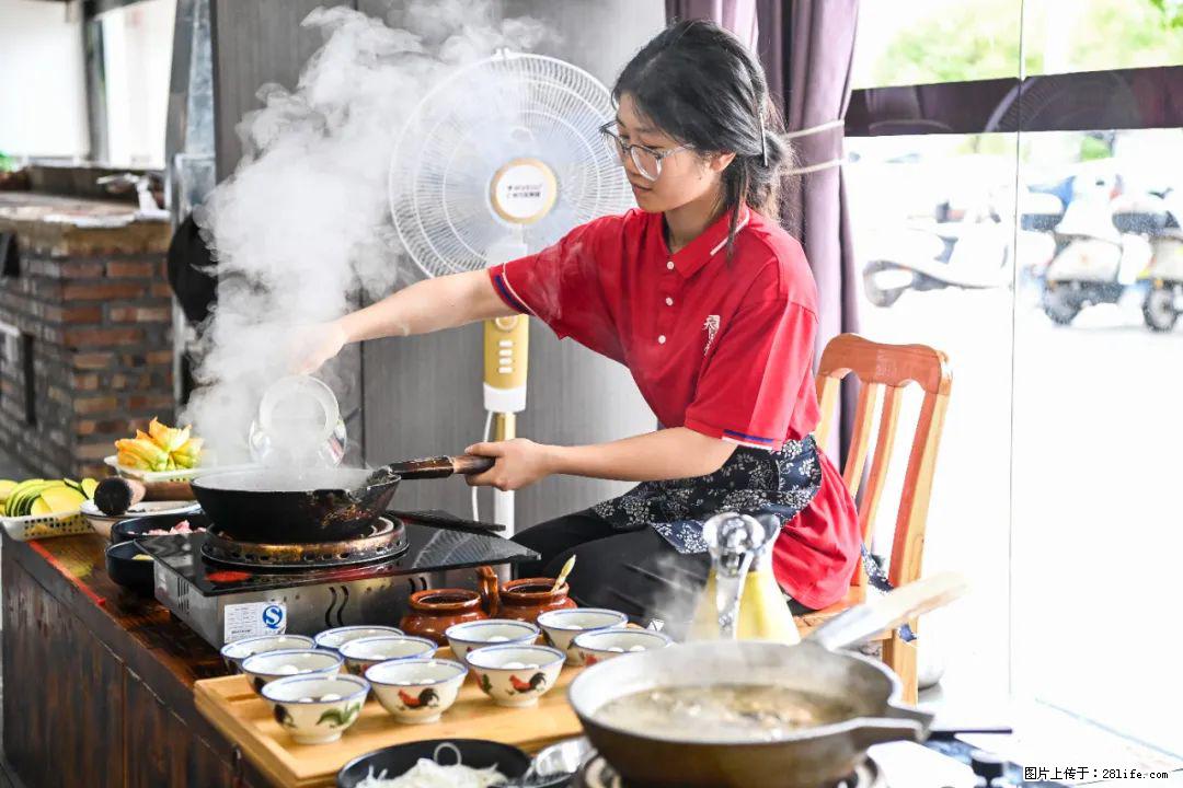 全网追的“扁担女孩”，找了一份暑假工，时薪12元 - 淄博生活资讯 - 淄博28生活网 zb.28life.net